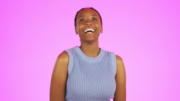 屈託のない性格と幸福のためのピンクのスタジオの背景に顔 黒人女性と笑い 幸せな若い女性モデルの笑顔の肖像のために面白い冗談 ミームとコメディ上の色の背景 — ストック動画