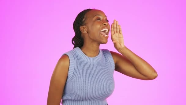 黒人女性はスタジオパープルの背景に孤立した大声で ノイズとすごい興奮しています アフリカ系アメリカ人と人はプロモーションと幸せな発表のためのニュースを共有します — ストック動画