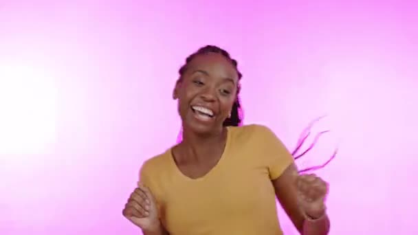 跳舞和黑人女子被隔离在迪斯科音乐的背景庆祝 胜利和兴奋的掌声中 在演播室舞蹈 派对或竞赛中的快乐获胜者 非洲人或天才 — 图库视频影像