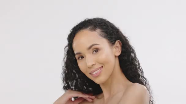 Retrato Mujer Guiño Sonrisa Para Belleza Cuidado Piel Estudio Con — Vídeo de stock