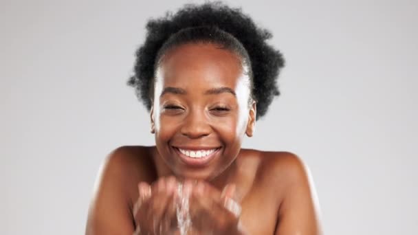 Обличчя Сценічна Посмішка Чорна Жінка Водяними Бризками Студії Ізольовані Сірому — стокове відео
