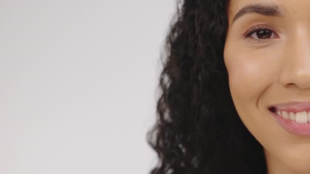 Портрет Щасливий Макет Чорною Жінкою Студії Сірому Фоні Брендингу Продуктів — стокове відео