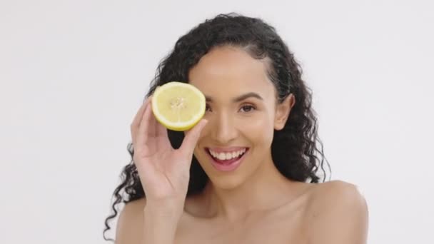 Skönhet Kvinna Och Citron Frukt Porträtt För Hudvård Studio Med — Stockvideo
