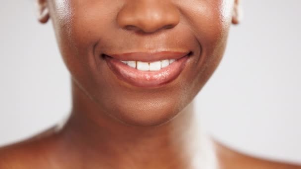 Gesicht Zähne Und Zahnärztliches Lächeln Einer Schwarzen Frau Studio Isoliert — Stockvideo