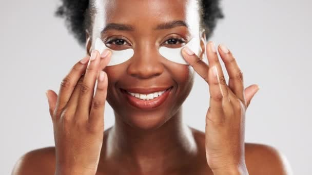 Cara Cuidados Com Pele Mulher Negra Feliz Com Máscara Ocular — Vídeo de Stock