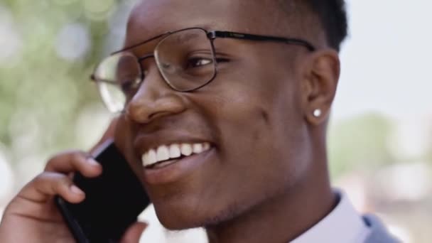 Μαύρος Άνδρας Τηλεφώνημα Και Συνομιλία Στην Πόλη Για Επικοινωνία Ταξίδια — Αρχείο Βίντεο