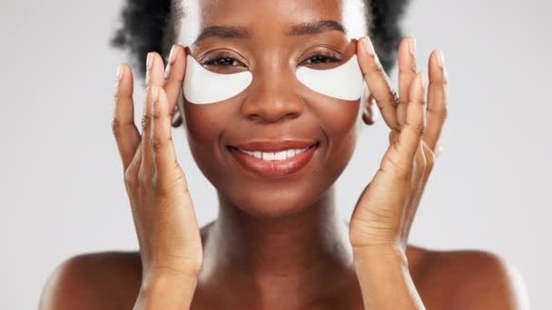 Обличчя Шкіра Щаслива Чорна Жінка Маскою Очей Студії Ізольовані Сірому — стокове відео