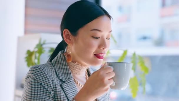 Азиатская Женщина Кофе Мышление Окне Бизнес Здания Идеями Мотивацией Вдохновением — стоковое видео