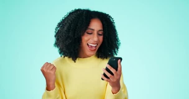Ganar Teléfono Mujer Negra Aislado Una Bomba Puño Fondo Verde — Vídeos de Stock