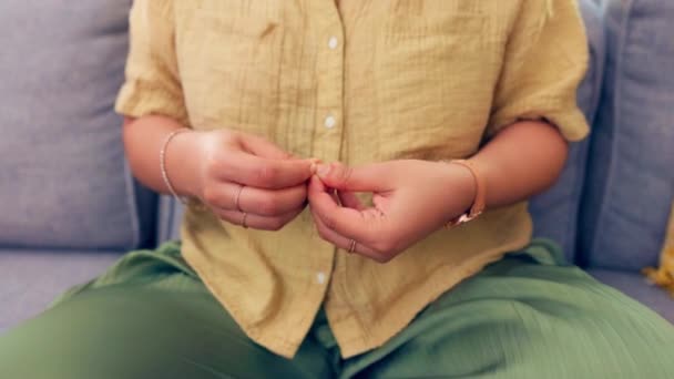 Занепокоєння Нервові Руки Збирають Шкіру Стресом Страхом Або Адді Дивані — стокове відео