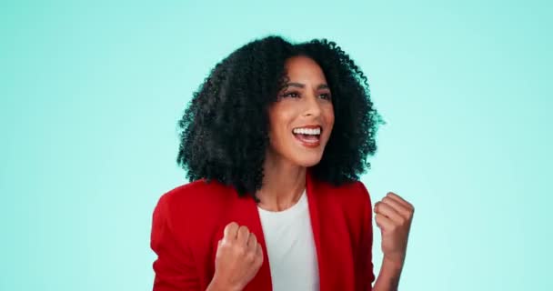 Dünyası Siyahi Kadın Kutlama Yumruğu Heyecanlı Kendine Güvenen Kız Mavi — Stok video