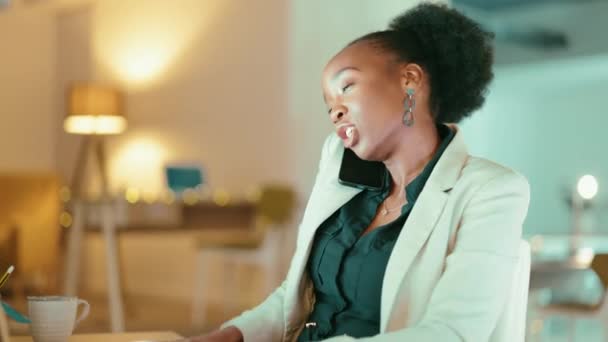 一个在办公室工作的员工的商务电话 黑人女人和电话交谈 非洲管理人员在无线网络上的公司员工 沟通和在线工作场所谈判 — 图库视频影像
