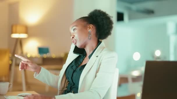 Μαύρη Γυναίκα Τηλεφώνημα Και Επαγγελματική Δικτύωση Ενός Επιχειρηματία Μια Συζήτηση — Αρχείο Βίντεο