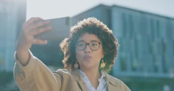 Obchodní Žena Selfie Mírová Značka Mobilním Připojením Pro Sociální Média — Stock video