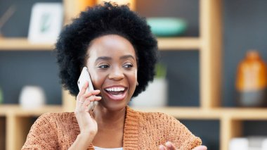 İş kadını telefonuna cevap veriyor, gülümsüyor, gülüyor ve ofiste sohbet ediyor. Müşteri, müşteri ya da iş arkadaşına telefon açıp yaratıcı fikirleri tartışan ve beyin fırtınası yapan mutlu kadın tasarımcı..