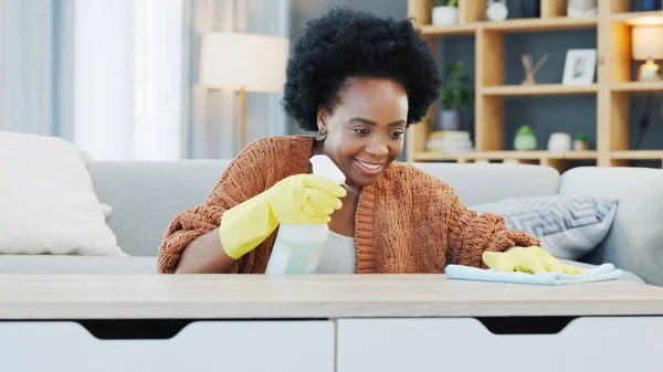 Genç Bayan Bahar Temizliği Yapıyor Kadın Dairesini Temiz Mikropsuz Tutmak — Stok fotoğraf