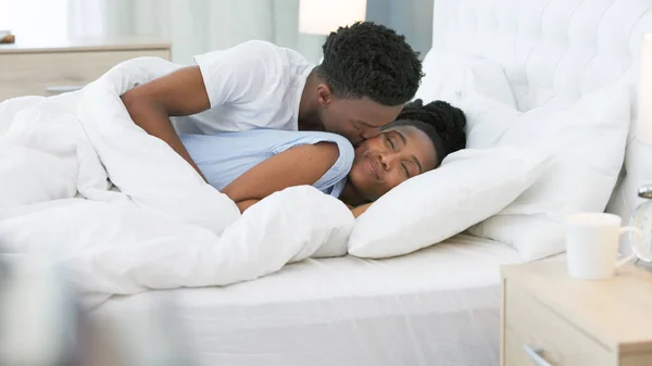 부부는 침실에서 자거나 아침에 환대를 위하여 잠에서 흑인들 여자들 남편들 — 스톡 사진