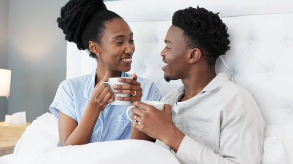 Letto Tazza Caffè Persone Sposate Bevono Insieme Mentre Rilassano Nella — Foto Stock