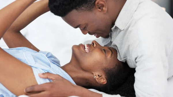 Black Man Black Woman Couple Kiss Young Love African American — Stock Photo, Image