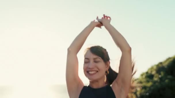 Mujer Corredora Naturaleza Playa Con Celebración Emocionada Saltando Con Las — Vídeos de Stock