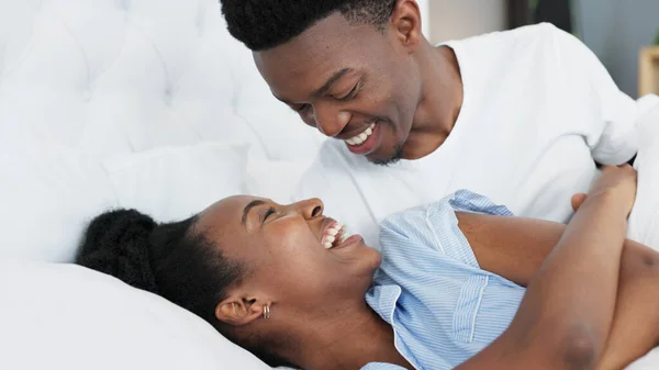 Yatak Odasındaki Mutlu Siyah Çift Aşk Romantizm Yakınlık Için Öpüşüp — Stok fotoğraf