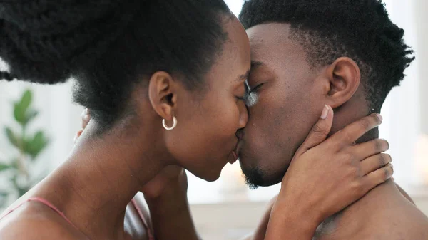 Çift Öpüşmesi Yatak Odasında Seks Yatakta Aşk Evlilikte Erotik Cinsel — Stok fotoğraf