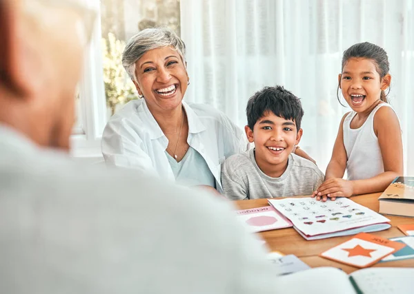 Feliz Lição Casa Avó Sentada Com Seus Netos Ajudando Com — Fotografia de Stock