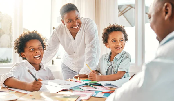 Trabalho Casa Educação Escola Com Uma Família Negra Aprendendo Juntos — Fotografia de Stock