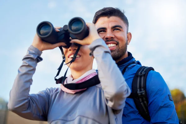 大自然 双筒望远镜和一对夫妇一起远足是为了健身 锻炼和在探险路上呼吸新鲜空气 青年男女度假时在山上徒步旅行和观光 — 图库照片