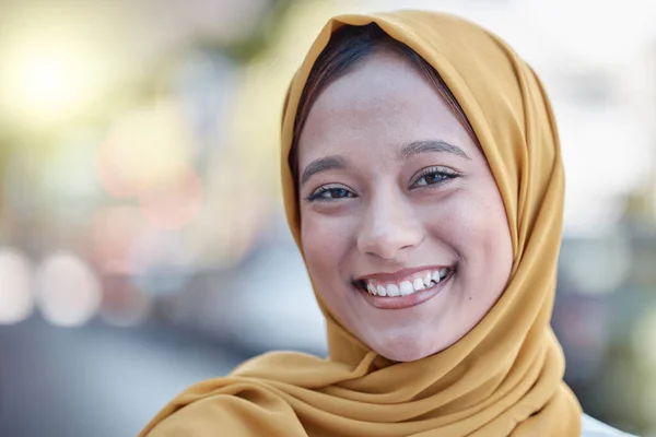 微笑和肖像的穆斯林妇女在城市旅行 放松和自然在印度尼西亚 伊斯兰式的 积极向上的和自信的女孩穿着头巾在城市的平静 周末和幸福 — 图库照片
