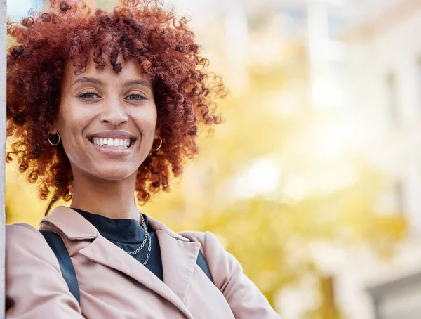 都市の肖像画 ビジネスや黒人女性 スキルやキャリアと成功と幸福 アフリカ系アメリカ人女性従業員と笑顔で起業家 リーダーシップの地位と町 — ストック写真