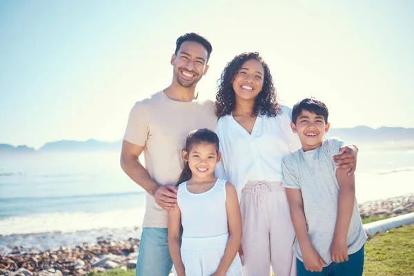 Χαλαρώστε Χαμόγελο Και Πορτρέτο Της Οικογένειας Στην Παραλία Για Διακοπές — Φωτογραφία Αρχείου