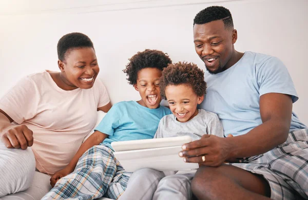 Zwarte Familie Tablet Kind Video Kijken Van Een Moeder Vader — Stockfoto