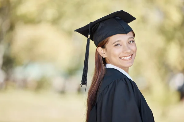 Retrato Sonrisa Estudiante Graduación Mujer Brasil Aire Libre Maqueta Universitaria — Foto de Stock