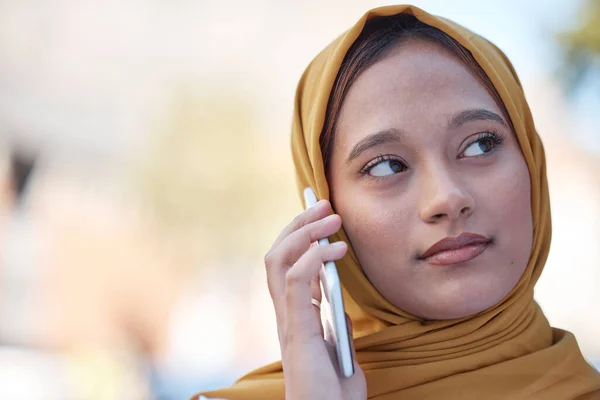 Mulher Muçulmana Cidade Telefonema Comunicação Celular Atualização Internacional Notícias Conversa — Fotografia de Stock
