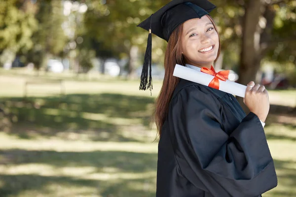 Examen Universitetsexamen Och Porträtt Flicka Campus Med Leende För Framgång — Stockfoto