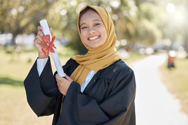 卒業の肖像画 教育のための証明書を持つ大学とイスラム教徒の女性 学習の成功と大学 キャンパスパークや屋外での学校の卒業証書を持つイスラム教徒の学生や若いヒジャーブ人 — ストック写真