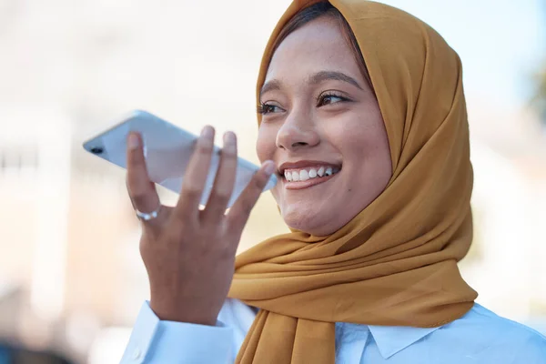 大きなスピーカー 女性と笑顔 ソーシャルメディアやイスラム教徒の人とのコミュニケーションや音声メモ ヒジャーブ州のハッピー 若いイスラム教徒の女性 屋外でチャットとスマートフォンや技術 — ストック写真