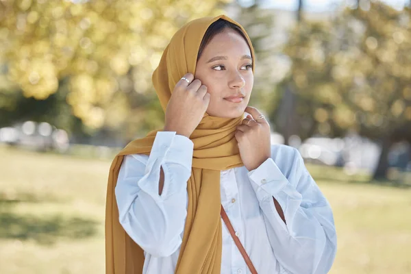 穆斯林 在公园里的年轻女子 头戴头巾 在大自然中每天外出旅行 在户外平静祥和 伊斯兰时尚 充满冒险和生活方式的年轻人和天才Z 以及迪拜的女性 — 图库照片