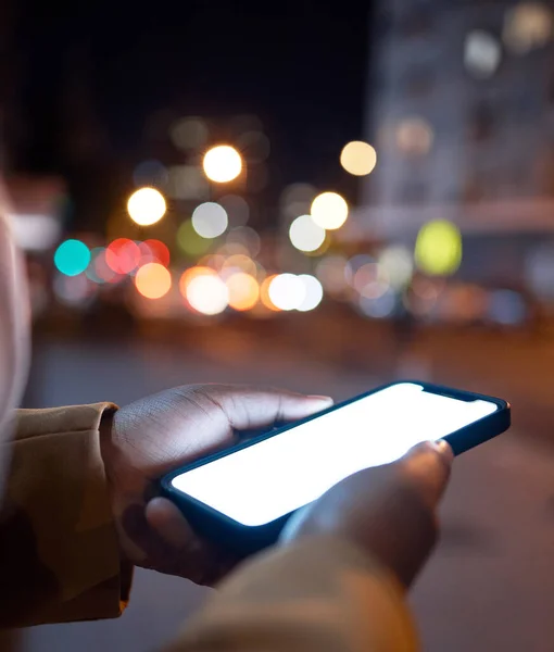 Noite Maquete Telefone Com Mãos Mulher Cidade Para Contato Digital — Fotografia de Stock