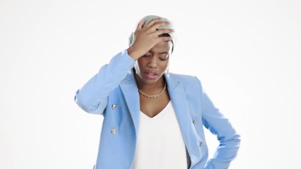 Confundido Duda Mujer Negra Con Estrés Decisión Aislado Fondo Blanco — Vídeo de stock