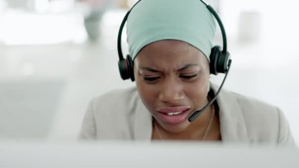 オフィスで困難な顧客 混乱やテレマーケティングとフラストレーションで黒人女性 コールセンターやコンサルティング 匿名のアフリカの女性コンサルタントは オンラインクライアントと動揺 ストレスや闘争 — ストック動画