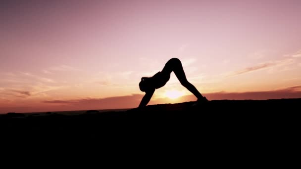 Pôr Sol Ioga Mulher Fazendo Exercício Pilates Para Mente Corpo — Vídeo de Stock