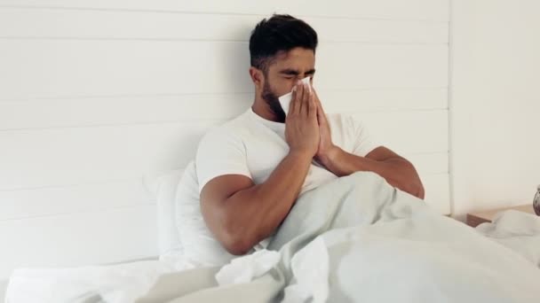 Enfermo Covid Cama Con Hombre Estornudando Sonándose Nariz Dormitorio Casa — Vídeos de Stock