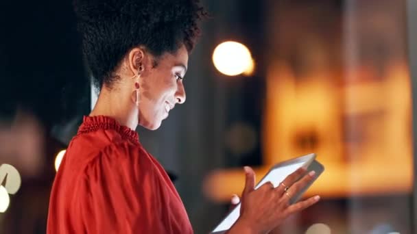 Tablet Noc Szczęśliwy Czarny Kobieta Pisania Planowania Zarządzania Online Aplikacji — Wideo stockowe
