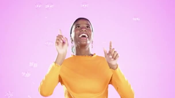 Φυσαλίδες Χρώμα Και Χαρούμενη Μαύρη Γυναίκα Στο Studio Για Θετική — Αρχείο Βίντεο