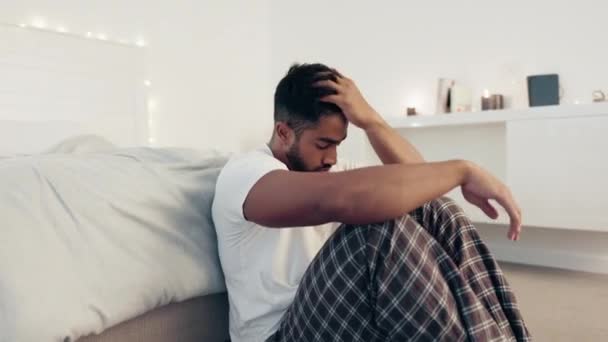 Depresión Ansiedad Estrés Con Hombre Dormitorio Para Frustrado Problema Solo — Vídeos de Stock
