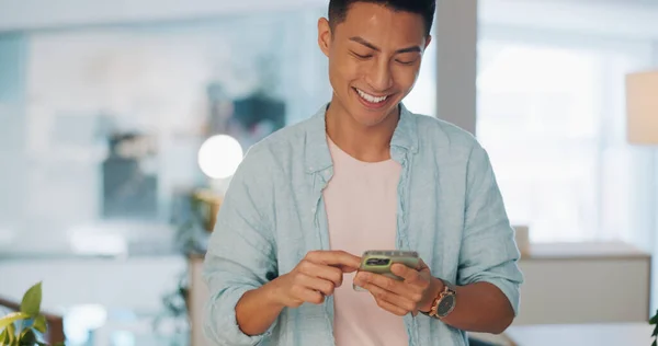 昼休みにタイプするオフィスのソーシャルメディア上の携帯電話 ネットワーキング アジア人男性 笑顔のブラウジングインターネットや職場で携帯電話とモバイルアプリを持つ技術 幸せと男性従業員 — ストック写真