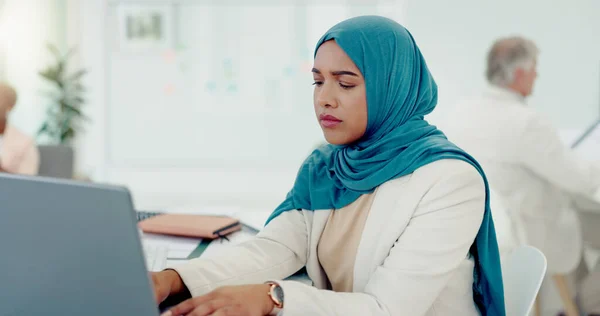 Muslim Business Woman Typing Computer Office Startup Company Digital Management — Fotografia de Stock