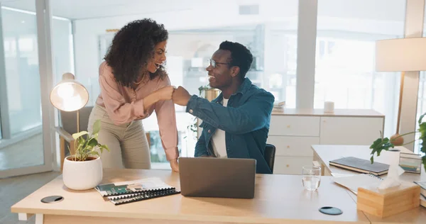 Teamwork Success Business People Fist Bump Laptop Learning Training Problem — Stok fotoğraf